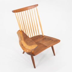 Sillón de un solo brazo de Mira Nakashima de 2009 con asiento de una sola tabla de nogal