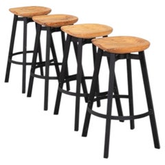 Juego de cuatro taburetes de bar «Su» de Nendo para Emeco de la década de 2020, con asientos de roble recuperado