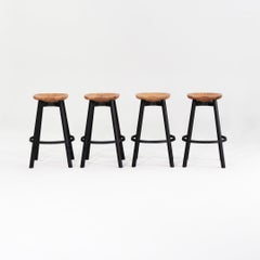 Juego de cuatro taburetes de bar «Su» de Nendo para Emeco de la década de 2020, con asientos de roble recuperado