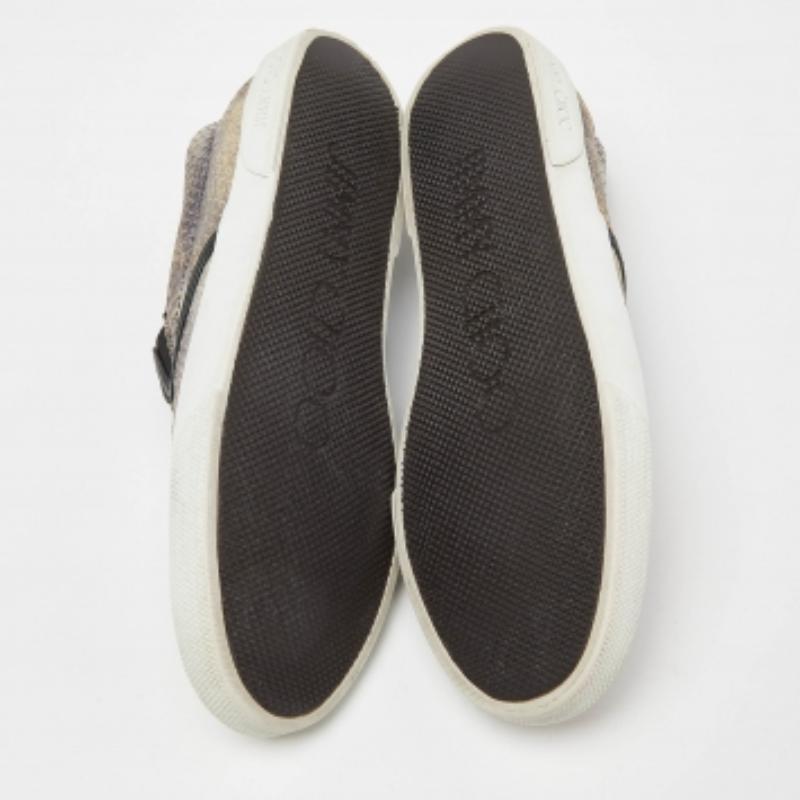 Date al vostro abbigliamento un tocco di lusso con questo paio di sneakers firmate. La creazione è cucita perfettamente per aiutarvi a farvi notare a lungo.