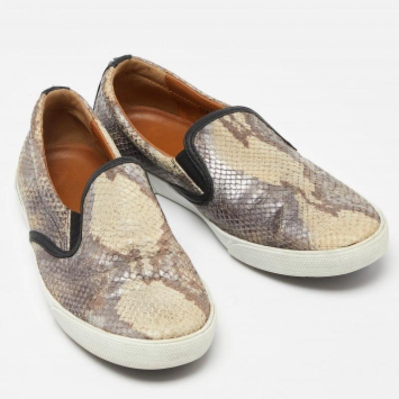 Jimmy Choo - Sneakers Brooklyn Slip On in Pelle di Serpente Marrone/Nero Taglia 37 In condizioni discrete in vendita a Dubai, Al Qouz 2