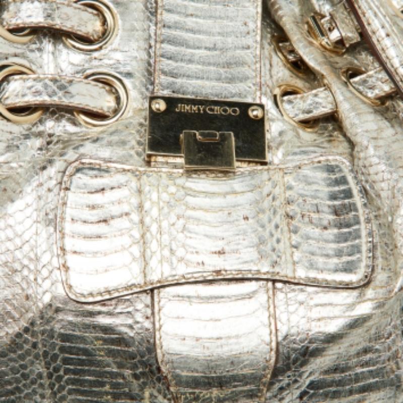 Jimmy Choo Bolso Riki de piel de pitón plateada en Bueno estado para la venta en Dubai, Al Qouz 2