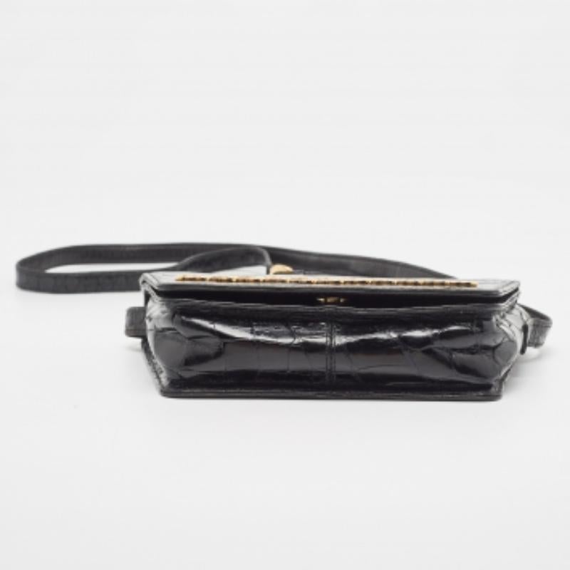 Gucci Borsa a tracolla con patta GG in pelle di coccodrillo nera in vendita 2
