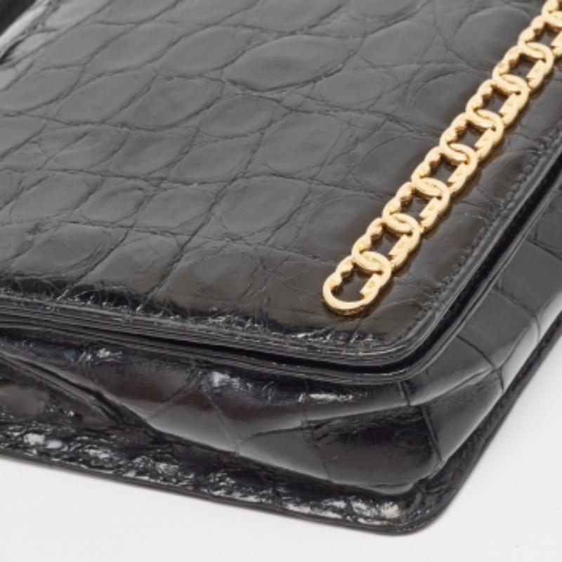 Gucci Borsa a tracolla con patta GG in pelle di coccodrillo nera in vendita 3