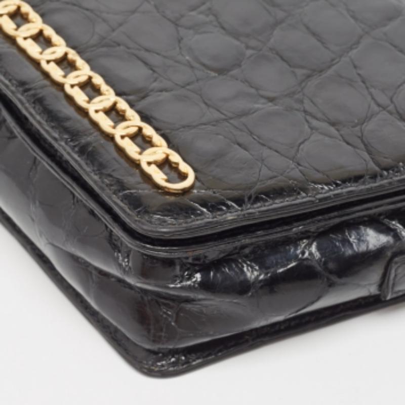 Gucci Borsa a tracolla con patta GG in pelle di coccodrillo nera in vendita 4