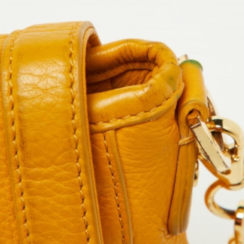 Remplacez votre fourre-tout habituel par ce charmant sac à bandoulière de la maison Tory Burch. Cousu et assemblé avec soin et amour, ce sac promet de rehausser votre style et de contenir vos objets quotidiens avec une grande facilité.