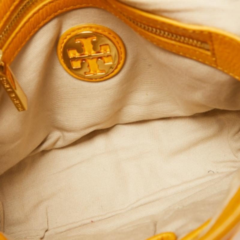 Tory Burch Amanda - Sac à bandoulière en cuir moutarde en vente 1