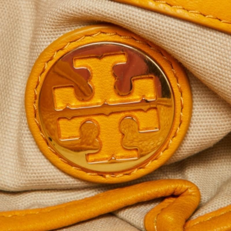 Tory Burch Amanda - Sac à bandoulière en cuir moutarde Bon état - En vente à Dubai, Al Qouz 2