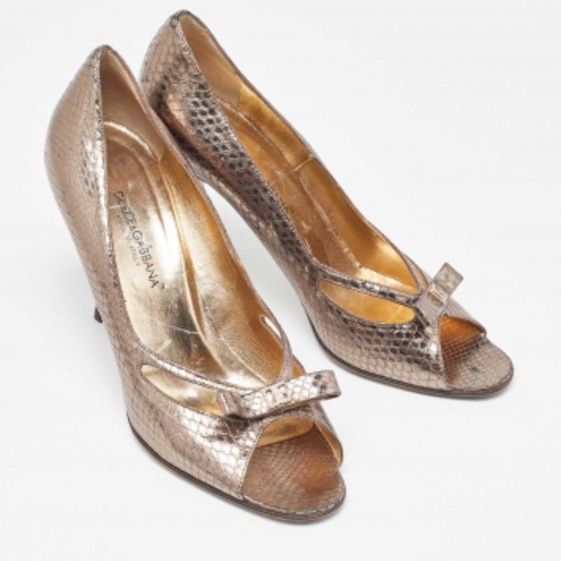 Sfoggiate uno stile elegante con questo paio di décolleté. Queste scarpe eleganti sono realizzate con materiali di qualità. Sono montati su suole resistenti e tacchi eleganti.