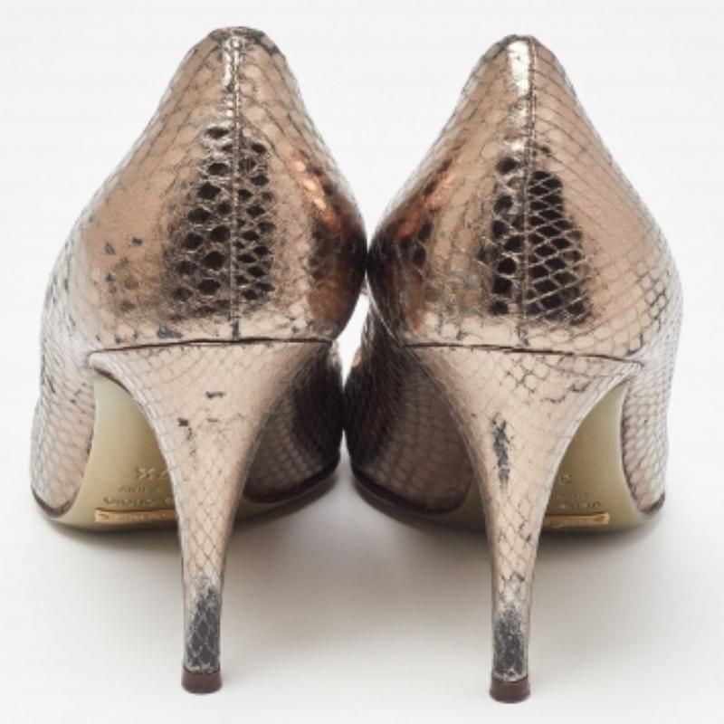 Dolce & Gabbana Pumps Open Toe in pelle di serpente goffrata metallizzata Taglia 37,5 In condizioni buone in vendita a Dubai, Al Qouz 2