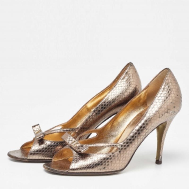 Dolce & Gabbana Pumps Open Toe in pelle di serpente goffrata metallizzata Taglia 37,5 in vendita 3