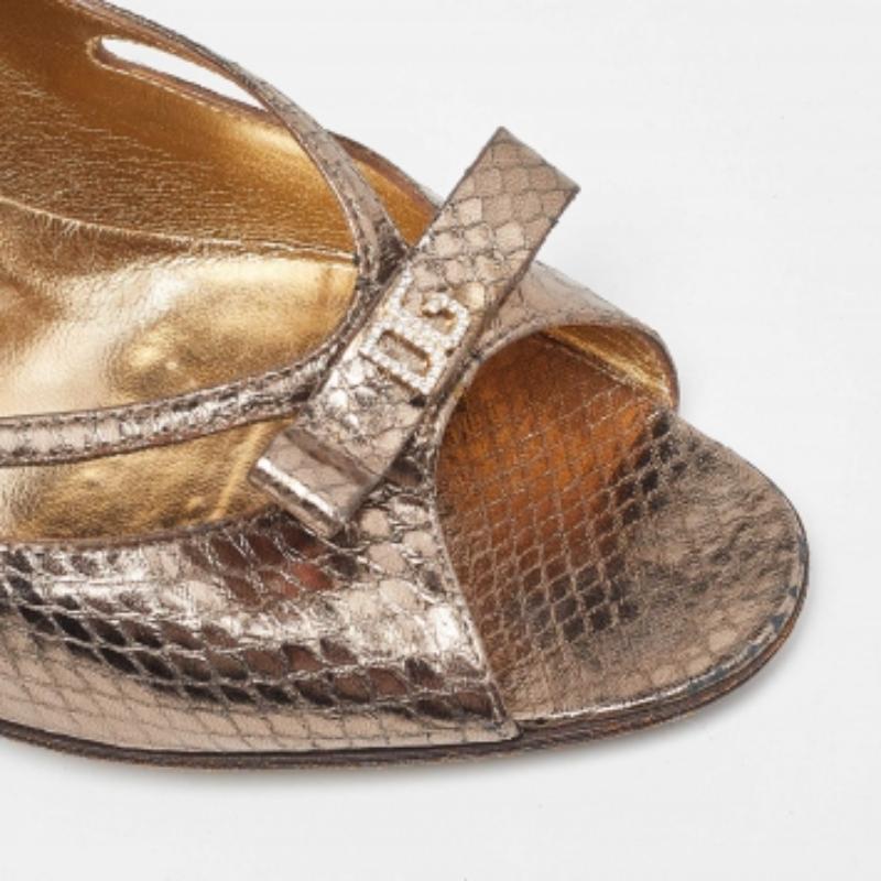 Dolce & Gabbana Pumps Open Toe in pelle di serpente goffrata metallizzata Taglia 37,5 in vendita 1