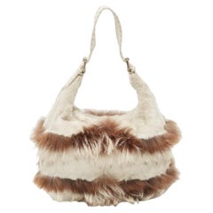 Fendi, borsa con zip in pelle e pelliccia di coniglio di colore bianco/marrone