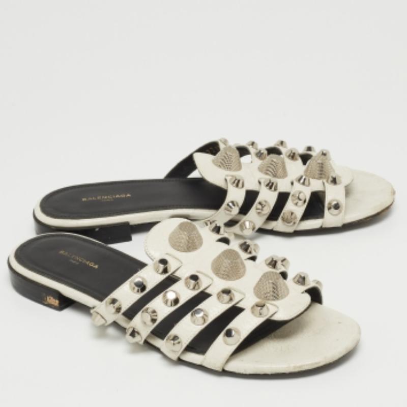 Balenciaga Leather White Studded Arena Flat Slides Size 38 Bon état - En vente à Dubai, Al Qouz 2
