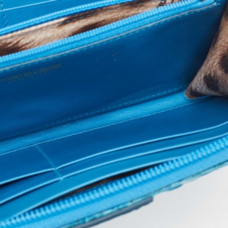 Questo portafoglio di classe di Roberto Cavalli porta con sé un tocco di lusso e di stile immenso. È perfettamente realizzato per trasportare in modo ordinato le tue carte e i tuoi contanti.