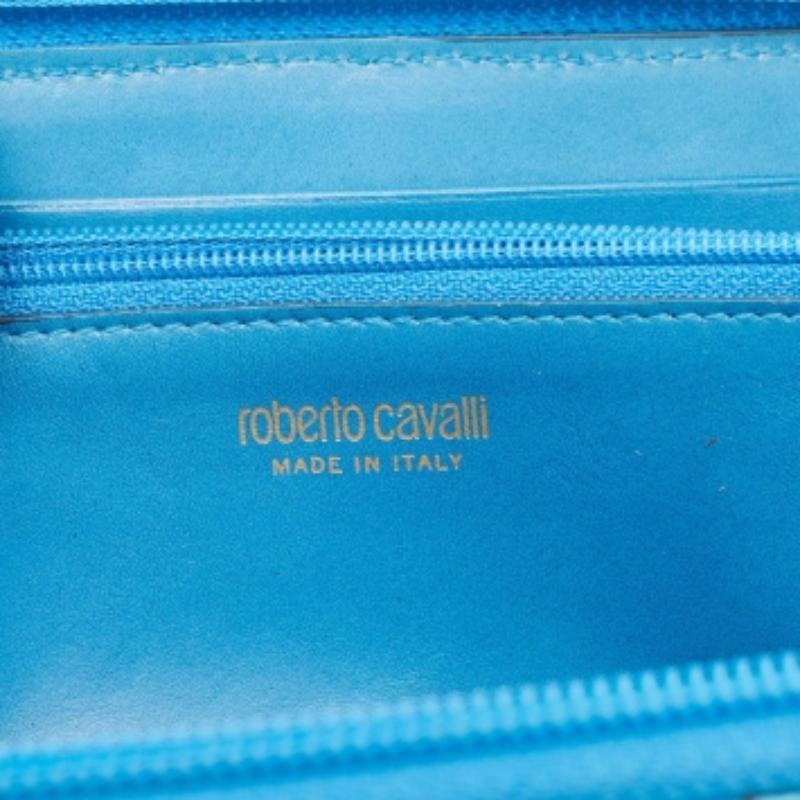 Roberto Cavalli Portafoglio continentale con zip in pitone blu In condizioni buone in vendita a Dubai, Al Qouz 2