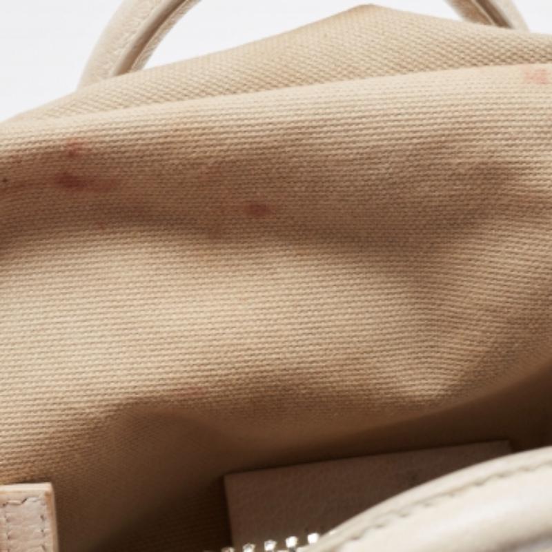 Questa autentica cartella Givenchy è realizzata con materiali di altissima qualità e un design elegante. Versatile e funzionale, questa borsa è ben dimensionata per il tuo uso quotidiano.
