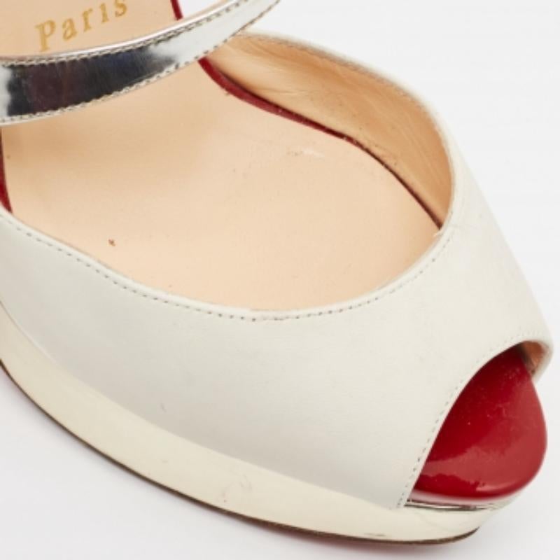 Exuding femininity and elegance, these pumps feature a chic silhouette with an attractive design. You can wear these pumps for a stylish look.