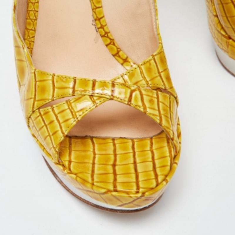 Questi sandali incorniceranno i tuoi piedi in modo elegante. Realizzate con materiali di qualità, presentano un design di classe e solette confortevoli.