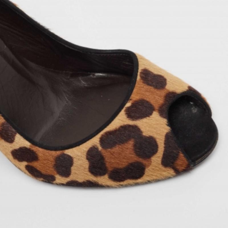 La tradizione di eccellenza della casa di moda, unita alla sensibilità del design moderno, rende queste décolleté con zeppa Stuart Weitzman una scelta favolosa. Ti aiuteranno a creare un look chic con facilità.