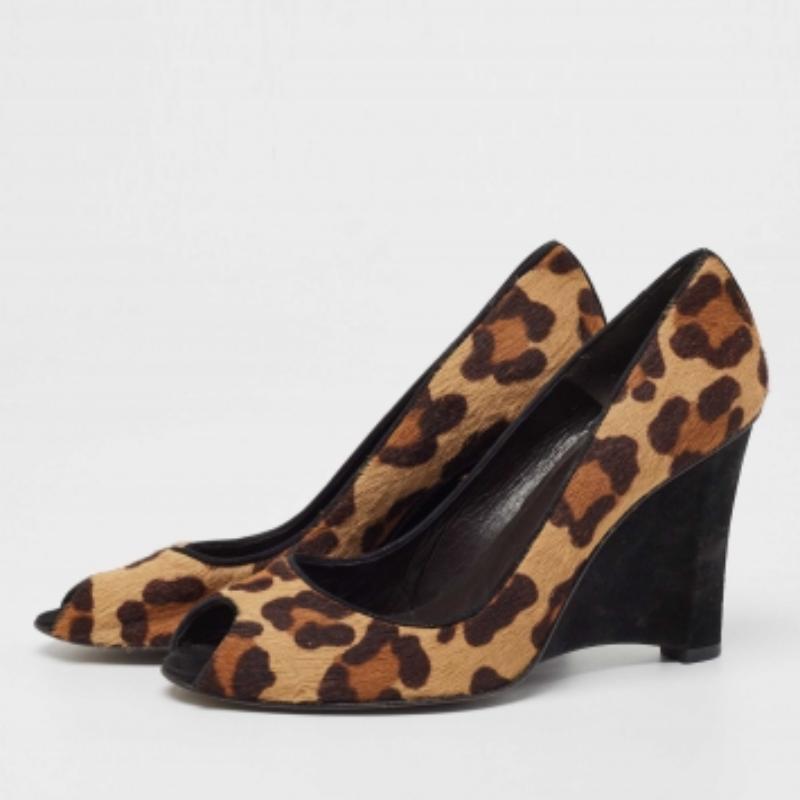 Stuart Weitzman - Marrone/Beige, stampa animale, capelli di vitello, zeppa Peep Toe - Taglia 38 In condizioni buone in vendita a Dubai, Al Qouz 2