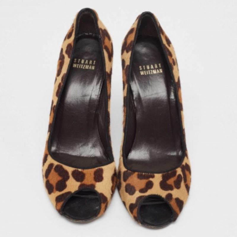 Stuart Weitzman - Marrone/Beige, stampa animale, capelli di vitello, zeppa Peep Toe - Taglia 38 in vendita 1