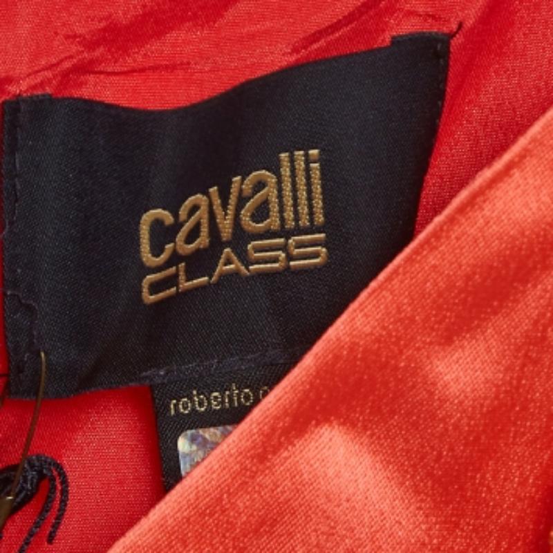 Questo elegante abito midi emana eleganza e raffinatezza. La sua lunghezza comoda cade tra il ginocchio e la caviglia, offrendo un'opzione versatile per varie occasioni. Con il suo design chic, combina le tendenze moderne con un fascino senza tempo,