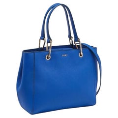 DKNY Tote con zip Julius MD in pelle blu