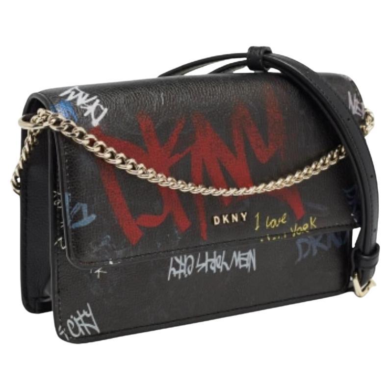 DKNY Borsa a tracolla con patta in pelle nera con stampa graffiti in vendita
