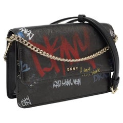 DKNY Borsa a tracolla con patta in pelle nera con stampa graffiti