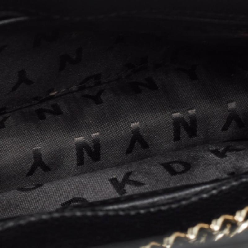 DKNY Borsa a tracolla con patta in pelle nera con stampa graffiti In condizioni buone in vendita a Dubai, Al Qouz 2