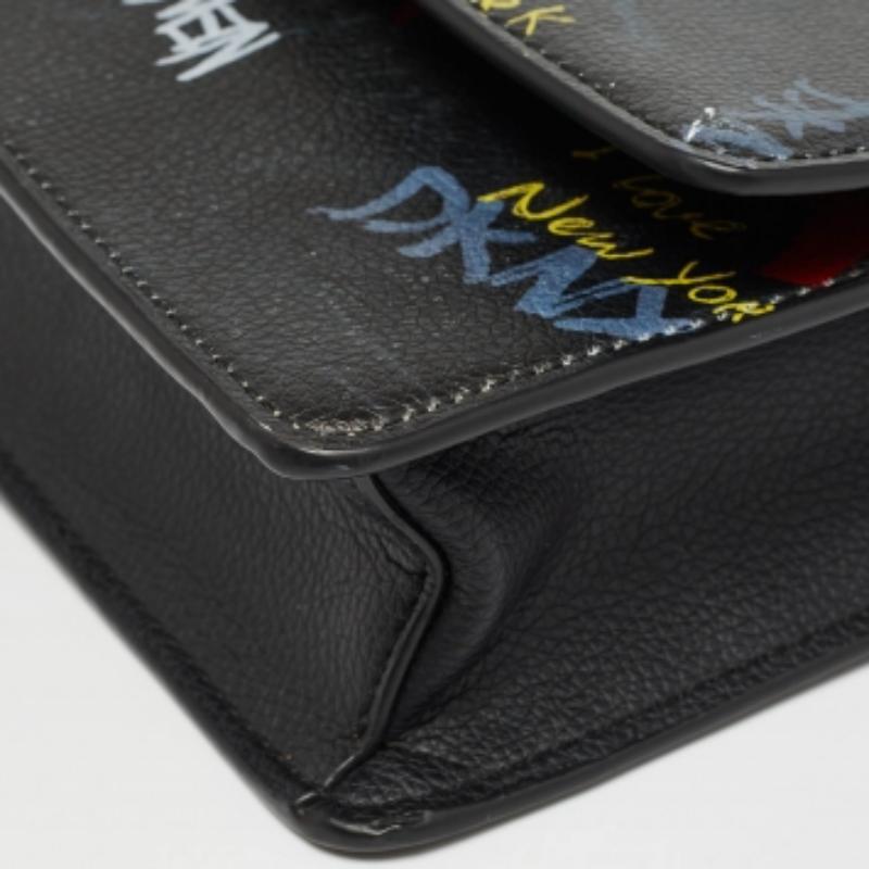 DKNY Borsa a tracolla con patta in pelle nera con stampa graffiti in vendita 1