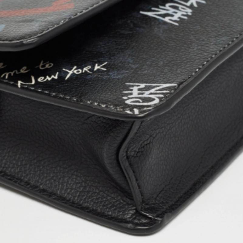 DKNY Borsa a tracolla con patta in pelle nera con stampa graffiti in vendita 2