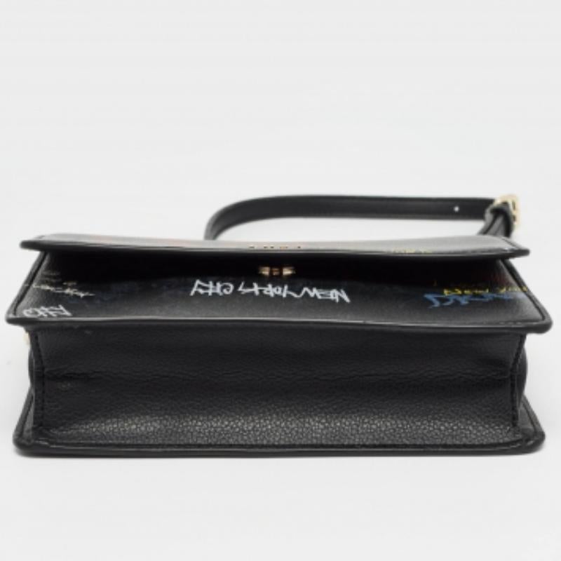 DKNY Borsa a tracolla con patta in pelle nera con stampa graffiti in vendita 3