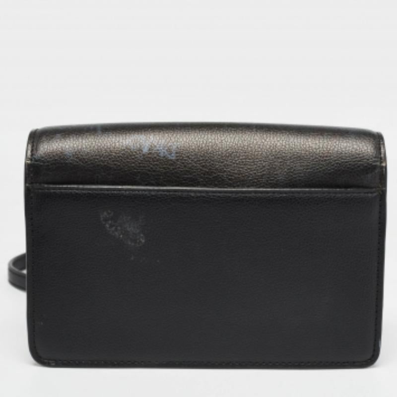 DKNY Borsa a tracolla con patta in pelle nera con stampa graffiti in vendita 4