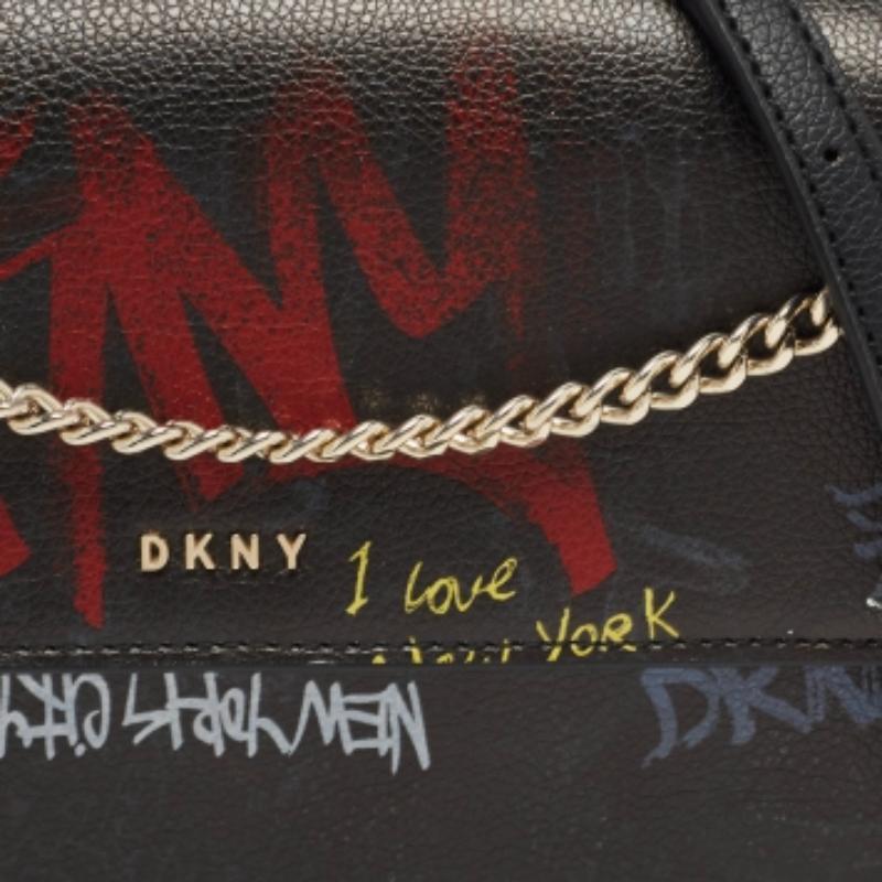 Progettata per durare nel tempo, questa borsa crossbody di DKNY è un acquisto intelligente. Comoda e facile da trasportare, questa pratica creazione è dotata di un interno foderato per mantenere i tuoi oggetti essenziali organizzati e al sicuro.