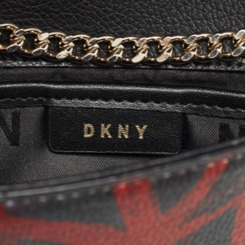Nero DKNY Borsa a tracolla con patta in pelle nera con stampa graffiti in vendita