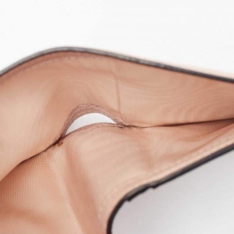 Questo portafoglio di design è un equilibrio perfetto tra raffinatezza e utilità razionale. È stato progettato con materiali di prima qualità e con una finitura elegante. La creazione è dotata di un ampio spazio per le tue necessità monetarie.