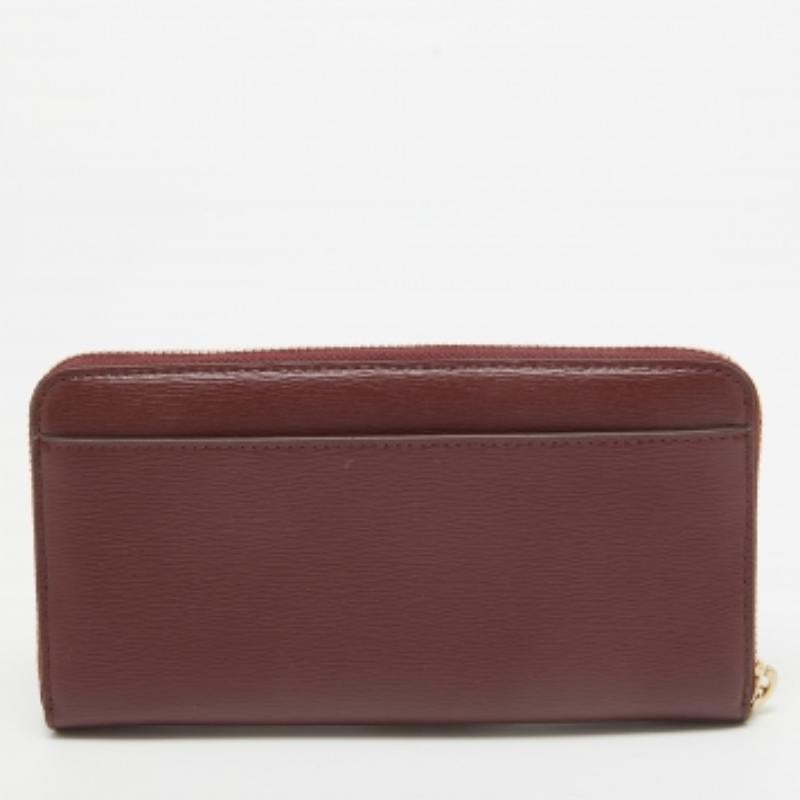 Questo portafoglio continentale è un accessorio di lusso che si rivelerà super funzionale. L'esterno è realizzato con materiali resistenti e l'interno è ben organizzato.
