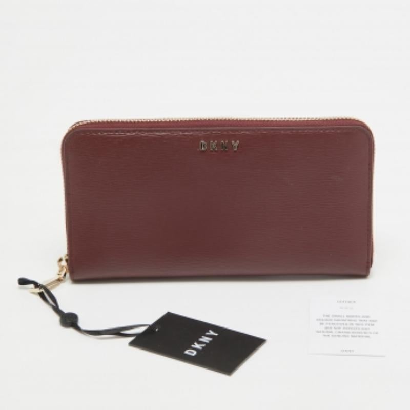 Marrone DKNY Portafoglio continentale con zip Bryant in pelle bordeaux in vendita