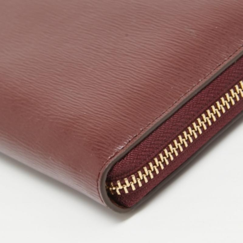 DKNY Portafoglio continentale con zip Bryant in pelle bordeaux in vendita 1