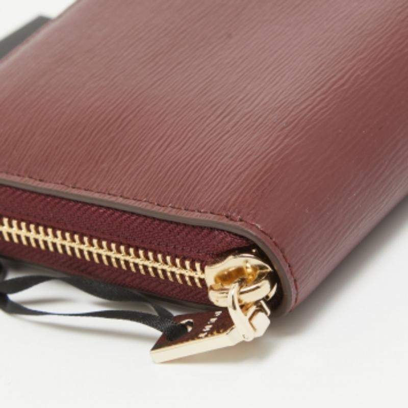 DKNY Portafoglio continentale con zip Bryant in pelle bordeaux in vendita 2