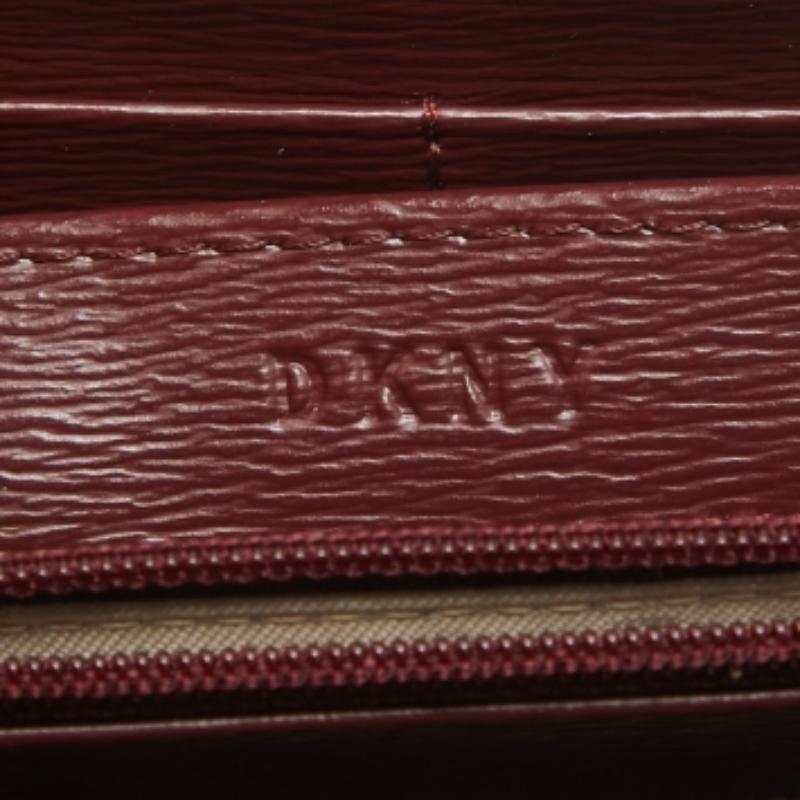 DKNY Portafoglio continentale con zip Bryant in pelle bordeaux in vendita 4