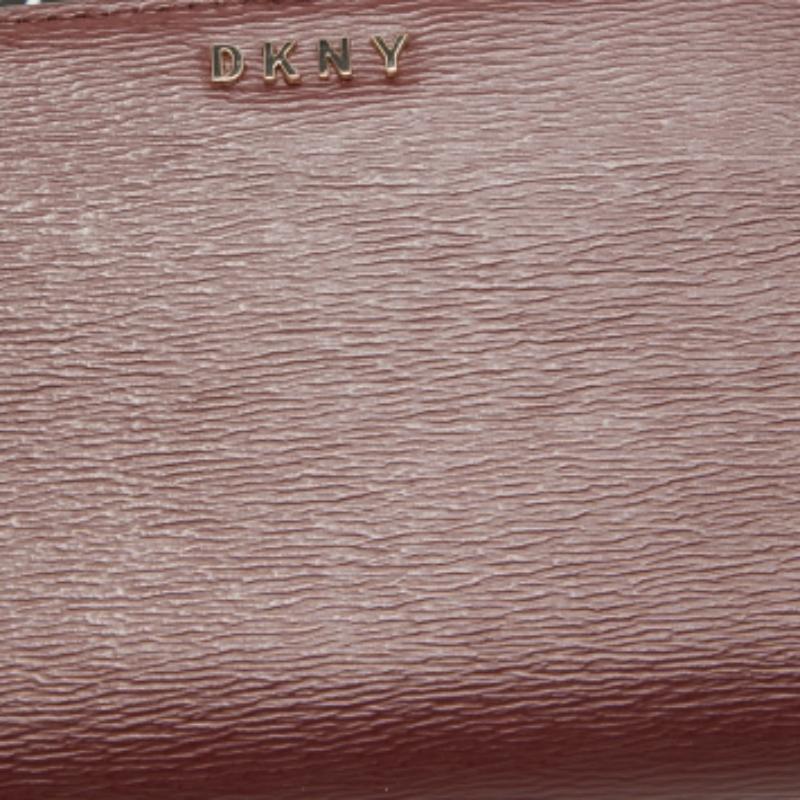 Donna DKNY Portafoglio continentale con zip Bryant in pelle bordeaux in vendita