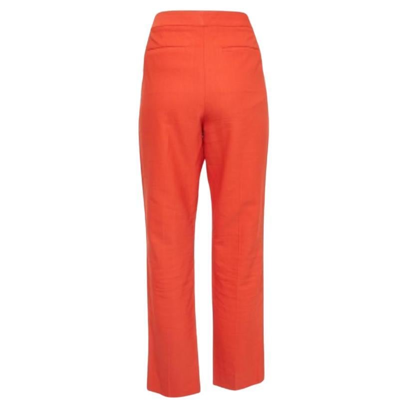 Valorizza il tuo abbigliamento formale con questo paio di pantaloni. Progettati con una silhouette e una vestibilità superba, questo paio di pantaloni ti renderà sicuramente elegante.