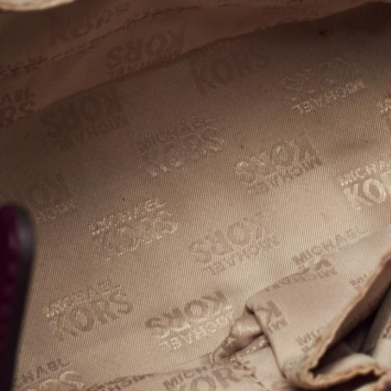 Progettata per durare nel tempo, questa bellissima borsa crossbody è un acquisto intelligente. Comoda e facile da trasportare, questa pratica creazione è dotata di un interno foderato per mantenere i tuoi oggetti essenziali organizzati e al sicuro.