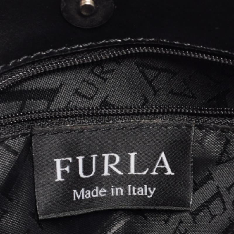 Funzionali ed eleganti, le collezioni di questa griffe catturano la finezza elegante e senza sforzo della donna moderna. Realizzata con materiali di qualità, questa borsa chic è facile da trasportare e può contenere i tuoi oggetti quotidiani senza