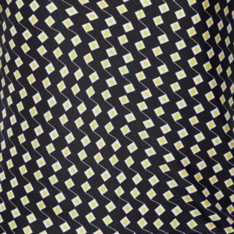 Erleben Sie die Freude an fachkundiger Schneiderei mit diesem Designerkleid für Damen. Die sorgfältige Verarbeitung, die makellose Passform und die luxuriösen Details sorgen für unvergleichlichen Komfort. Diese wunderschöne Kreation wird Ihren Stil