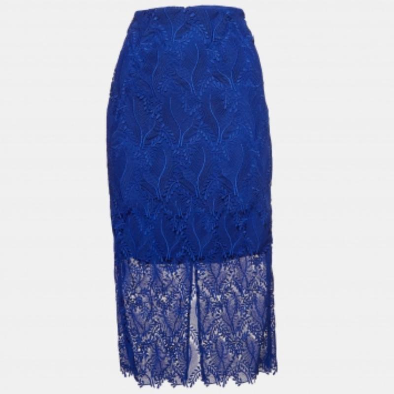 Prova il fascino dell'abbigliamento firmato con questa splendida gonna. Realizzata con tessuti di qualità, la gonna ha un fascino semplice e un'ottima vestibilità. Abbinalo a una camicetta sartoriale o a un semplice top e tacchi alti.