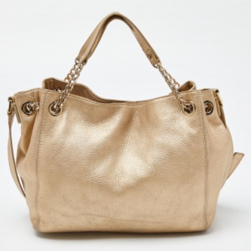 Fai un cenno di approvazione quando esci con questa borsa di Michael Kors. È realizzata in pelle e presenta una tracolla e due manici superiori. La borsa ha una chiusura con coulisse a catena che conduce a un interno in nylon ed è perfettamente
